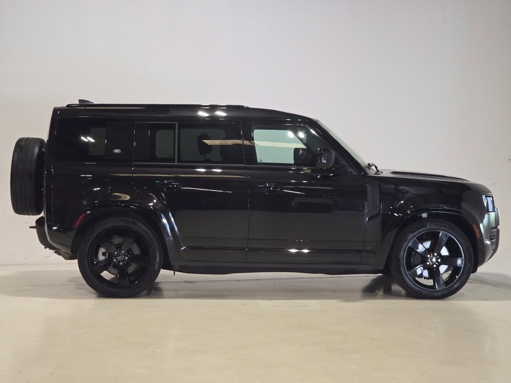 Used 2024 Santorini Black Metallic Land Rover X-Dynamic SE image 4