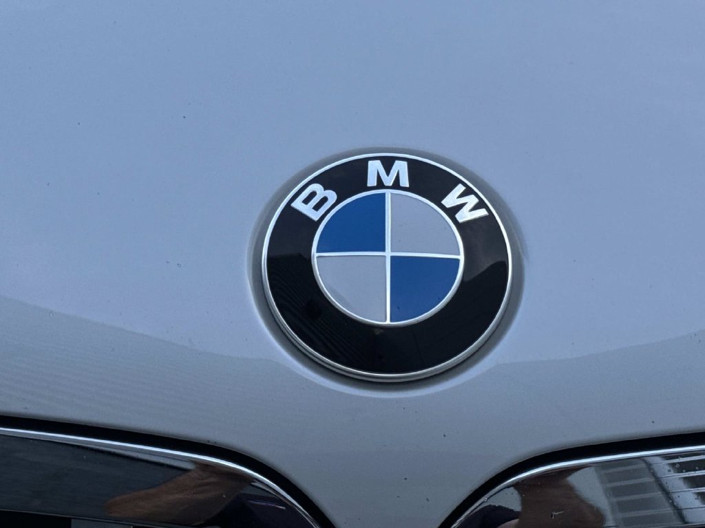 Used 2019 White Metallic BMW xDrive40i image 10