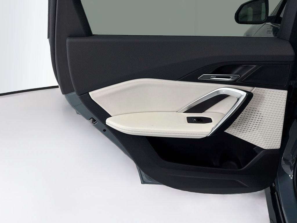 New 2026 Green Metallic BMW xDrive28i image 25
