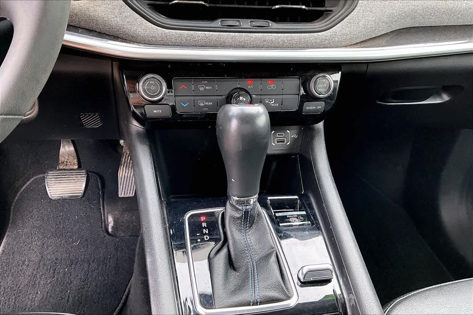 Used 2022 Billet Silver Metallic Clearcoat Jeep Latitude image 33