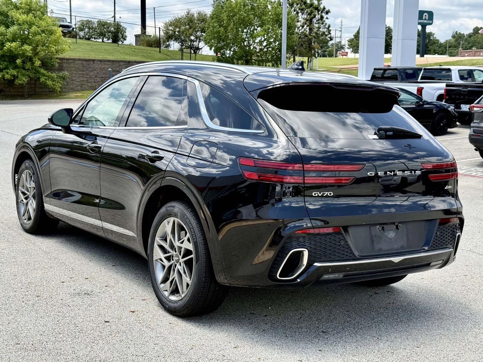 Used 2025 Black Genesis 2.5T image 8