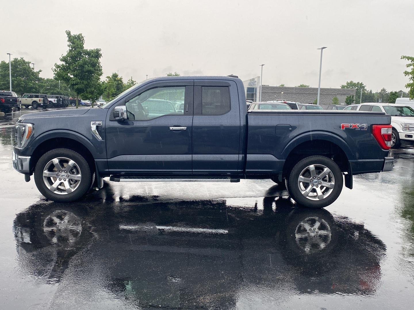 Used 2022 Smoked Quartz Metallic Tinted Clearcoat Ford LARIAT image 7