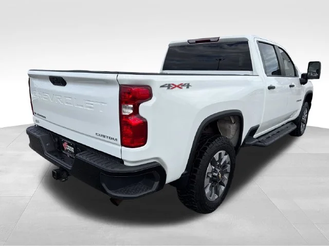 Used 2022 White Chevrolet Custom image 7