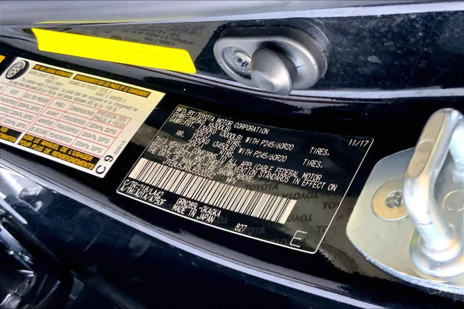 Used 2018 Midnight Black Metallic Toyota Limited image 35