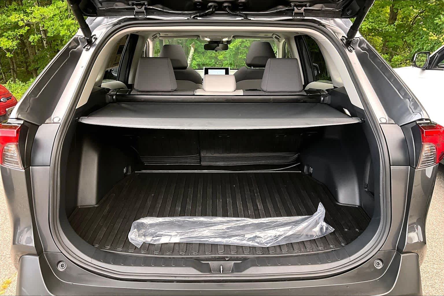 2025 Toyota RAV4 XLE - Photo 31