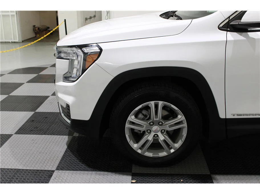 Used 2022 Summit White GMC SLE image 9