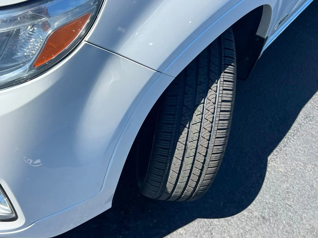 Used 2014 Snow White Pearl Kia Limited V6 image 3