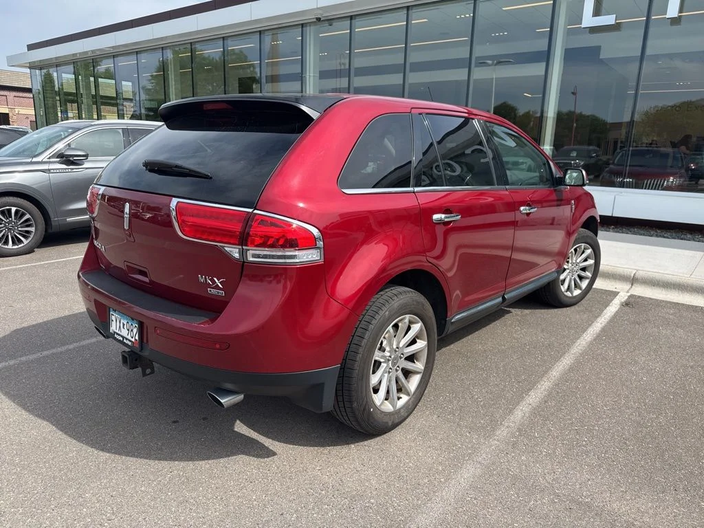 Used 2014 Red Lincoln Base image 2