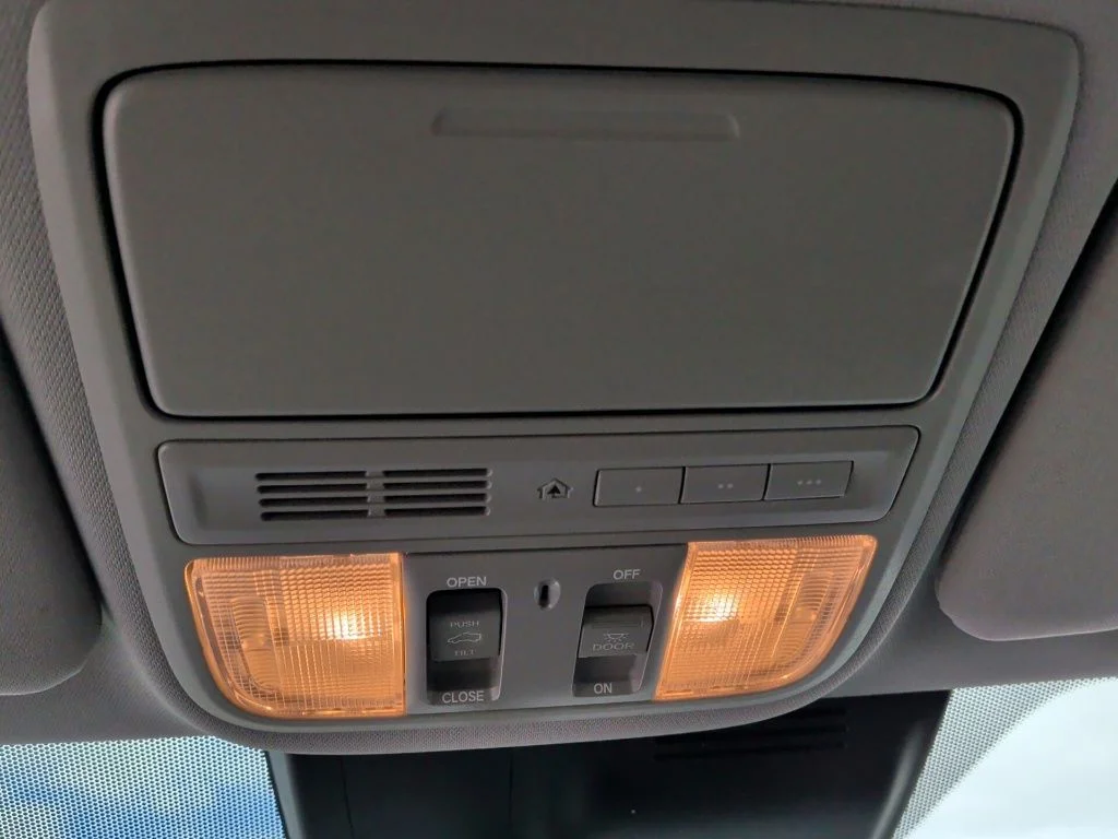 Used 2018 Lunar Silver Metallic Honda Touring image 19