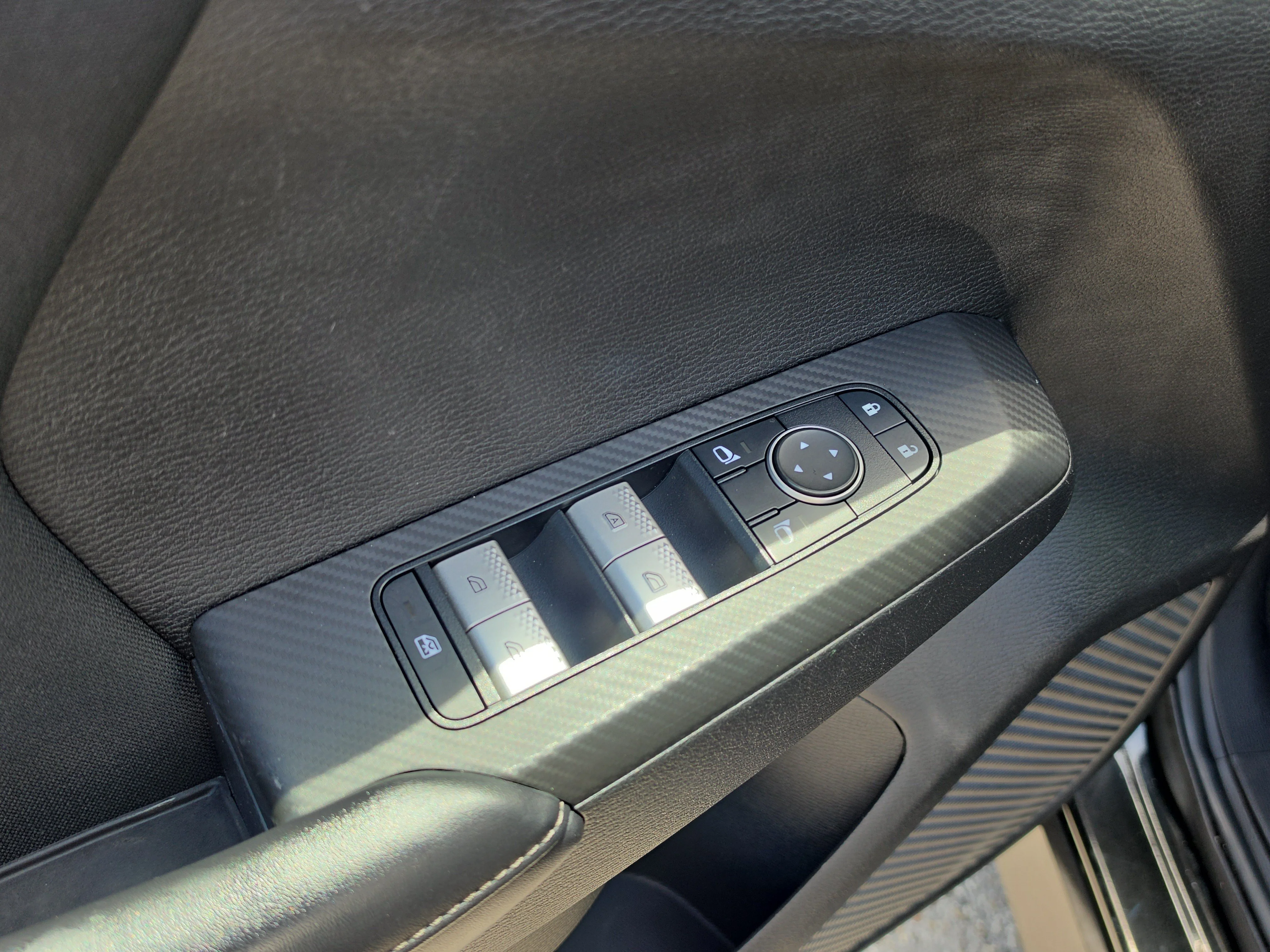Used 2022 Black Diamond Mitsubishi ES image 18