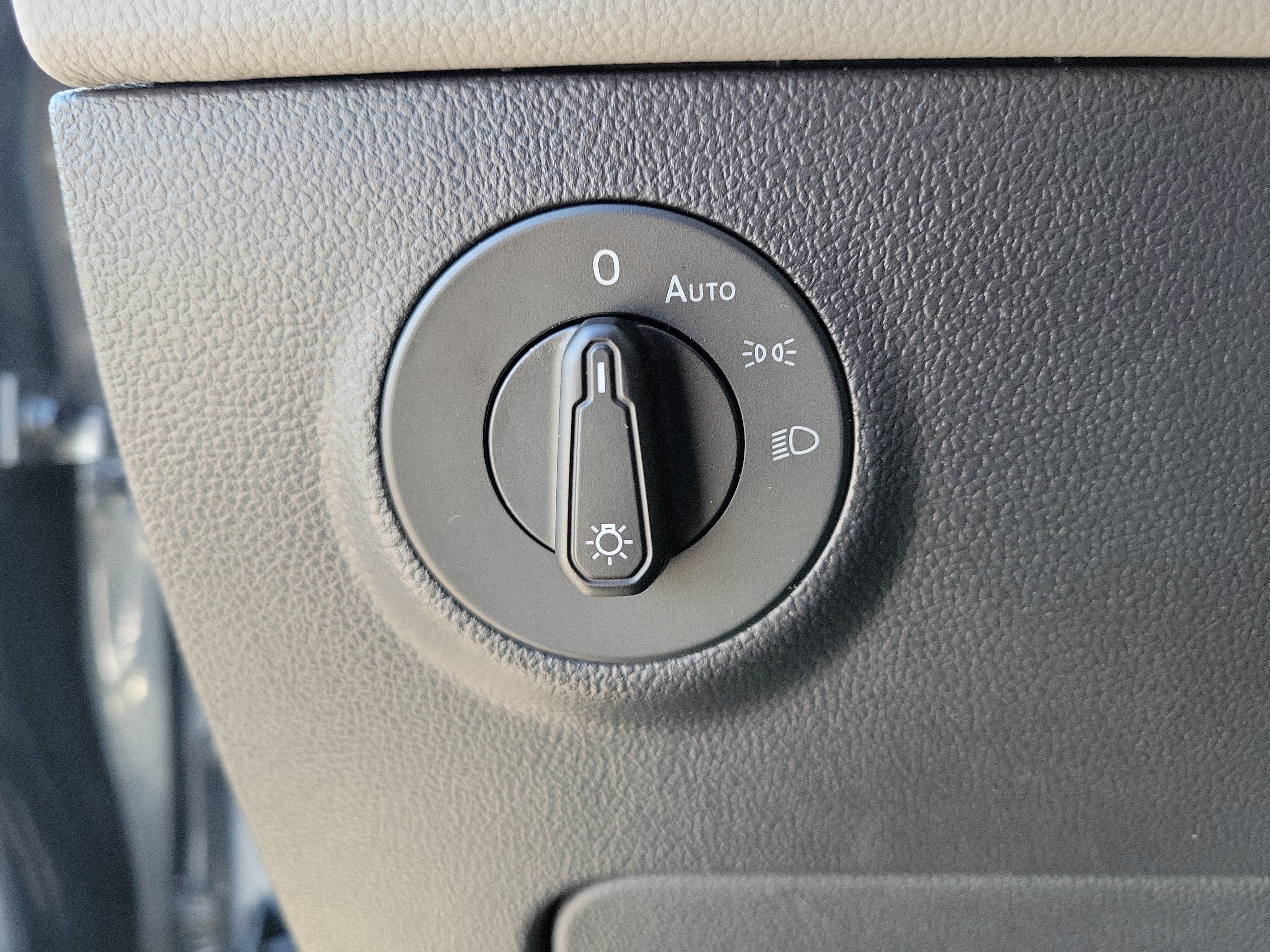 Used 2023  Volkswagen SE image 20