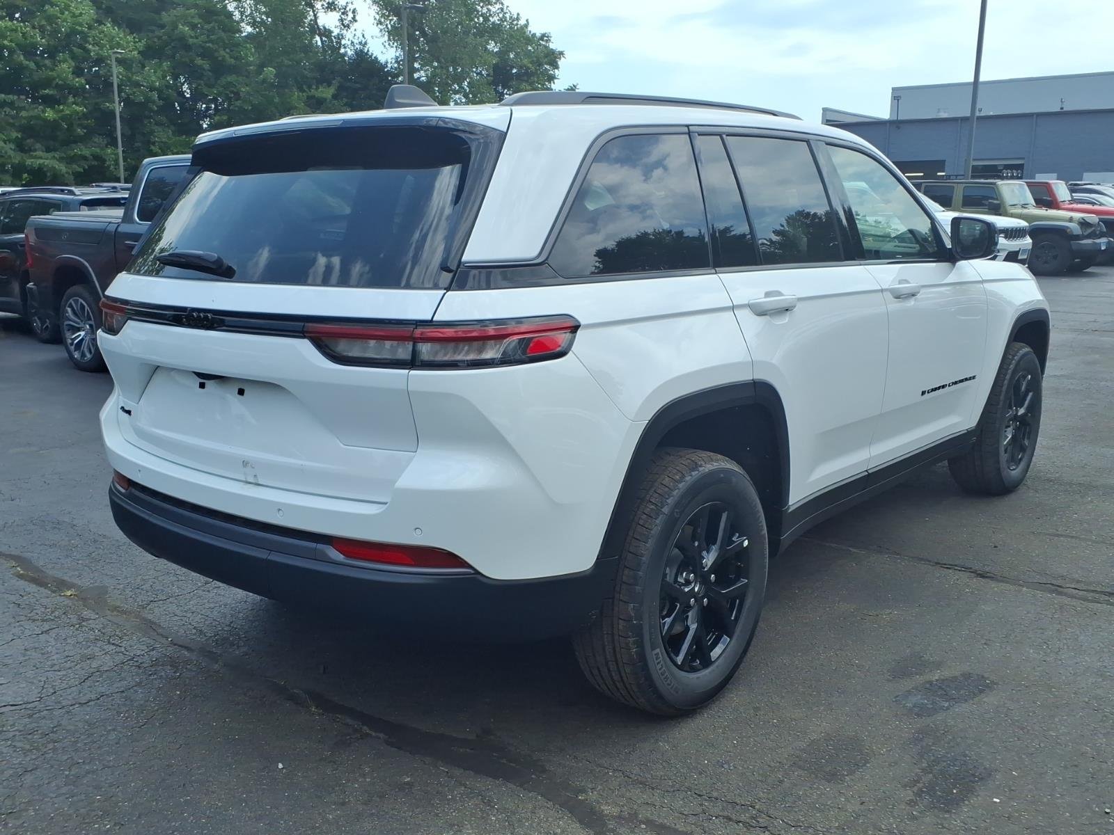 New 2026 Bright White Clear-Coat Exterior Paint Jeep Altitude image 6