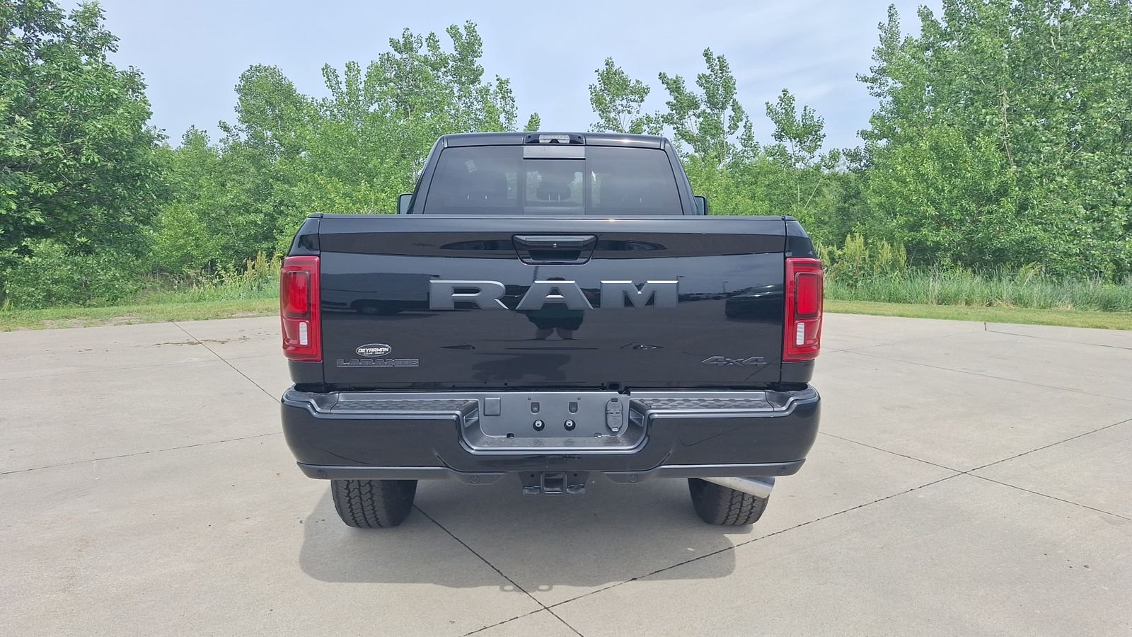 New 2026 Diamond Black Crystal Pearl-Coat Exterior Paint RAM Laramie image 4