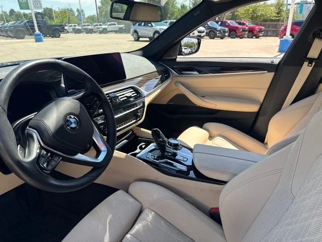 Used 2022 Blue BMW 530i xDrive image 9