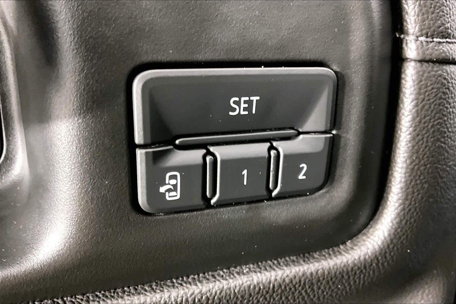 Used 2019 Iridescent Pearl Tricoat Chevrolet High Country image 34