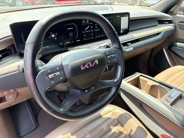 Used 2024  Kia Land image 2