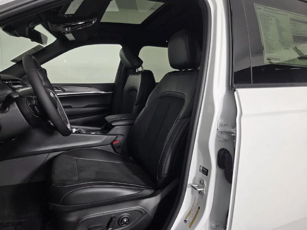 New 2026 Bright White Clear-Coat Exterior Paint Jeep Laredo Altitude image 10