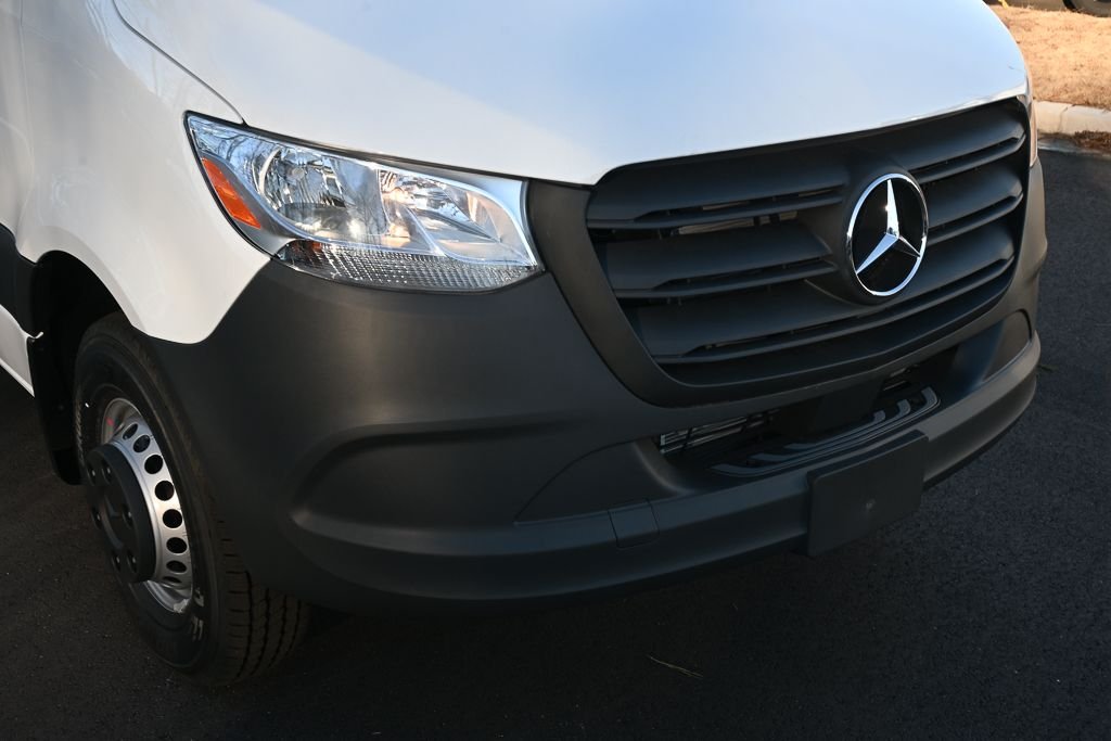 Used 2026 Arctic White Mercedes-Benz Cargo 170 WB image 30