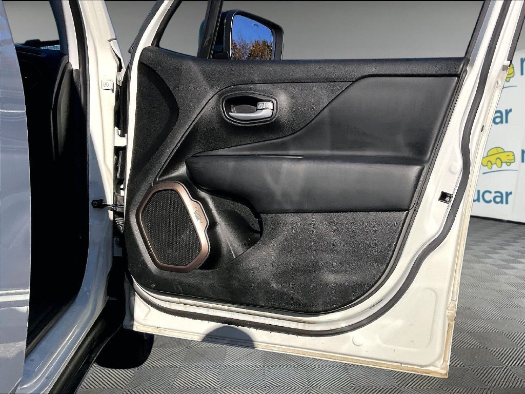 Used 2023 Alpine White Clearcoat Jeep Latitude image 11