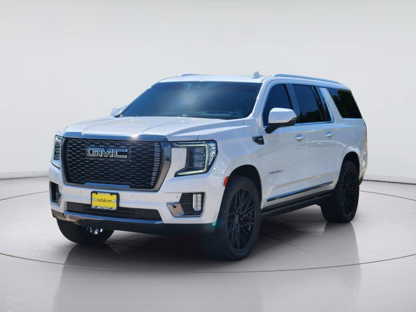 Used 2024 White Frost Tricoat GMC Denali Ultimate image 3