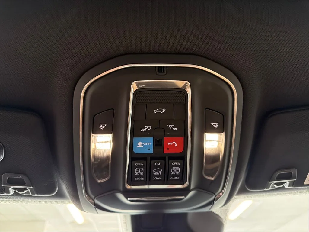 Used 2024  Jeep Limited image 18