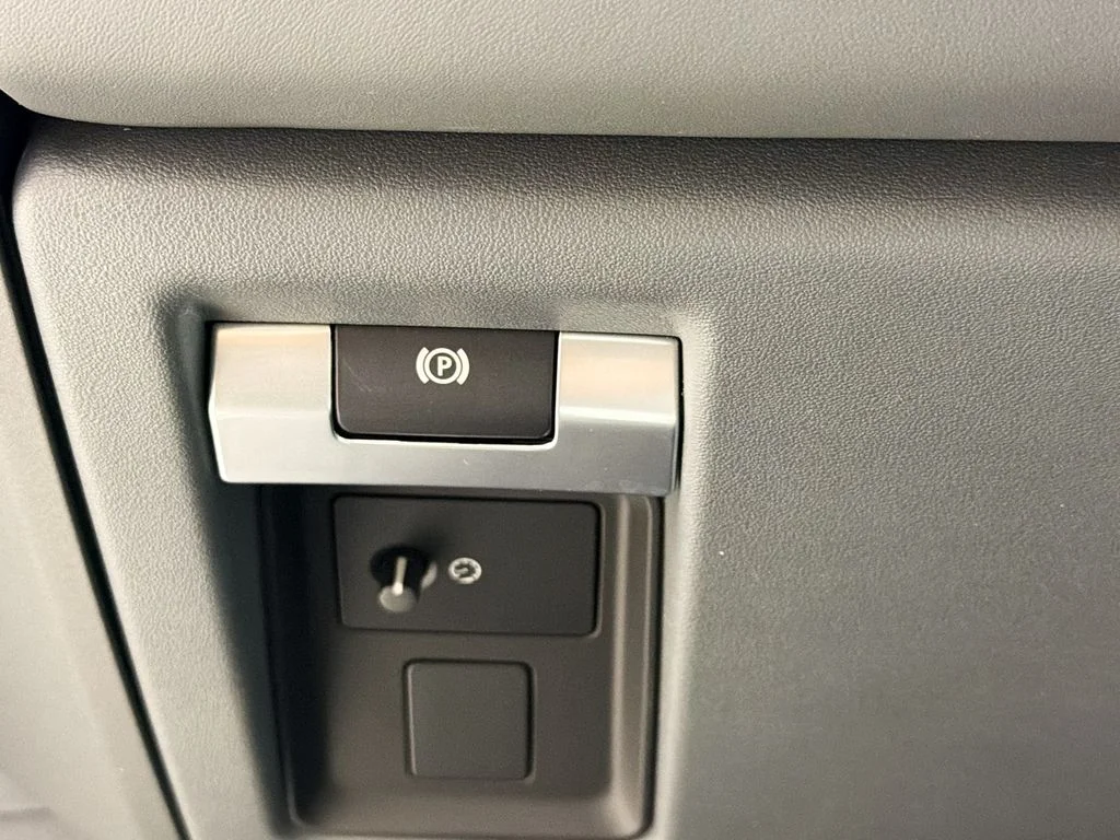 New 2026 Carpathian Grey Land Rover X-Dynamic SE image 10