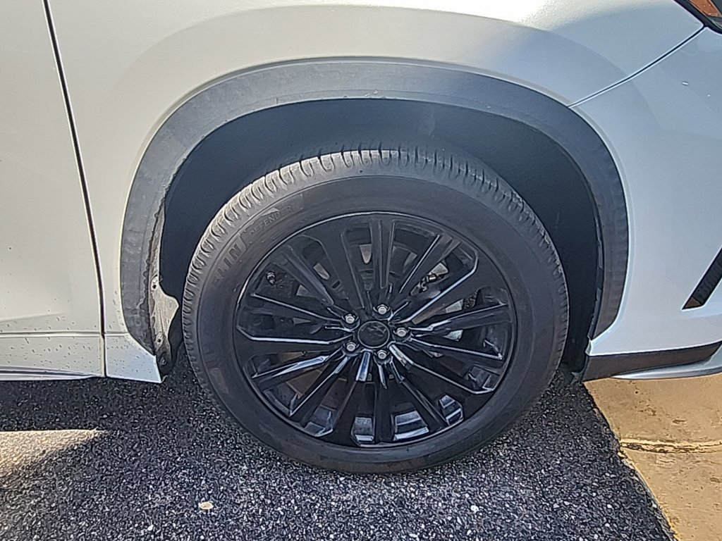 Used 2022 Pearl Toyota XSE image 10