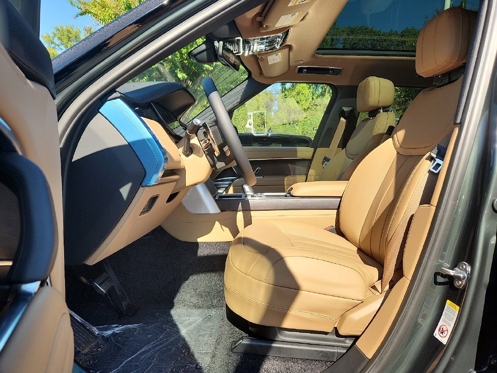 New 2027 Belgravia Green LAND ROVER SE image 6
