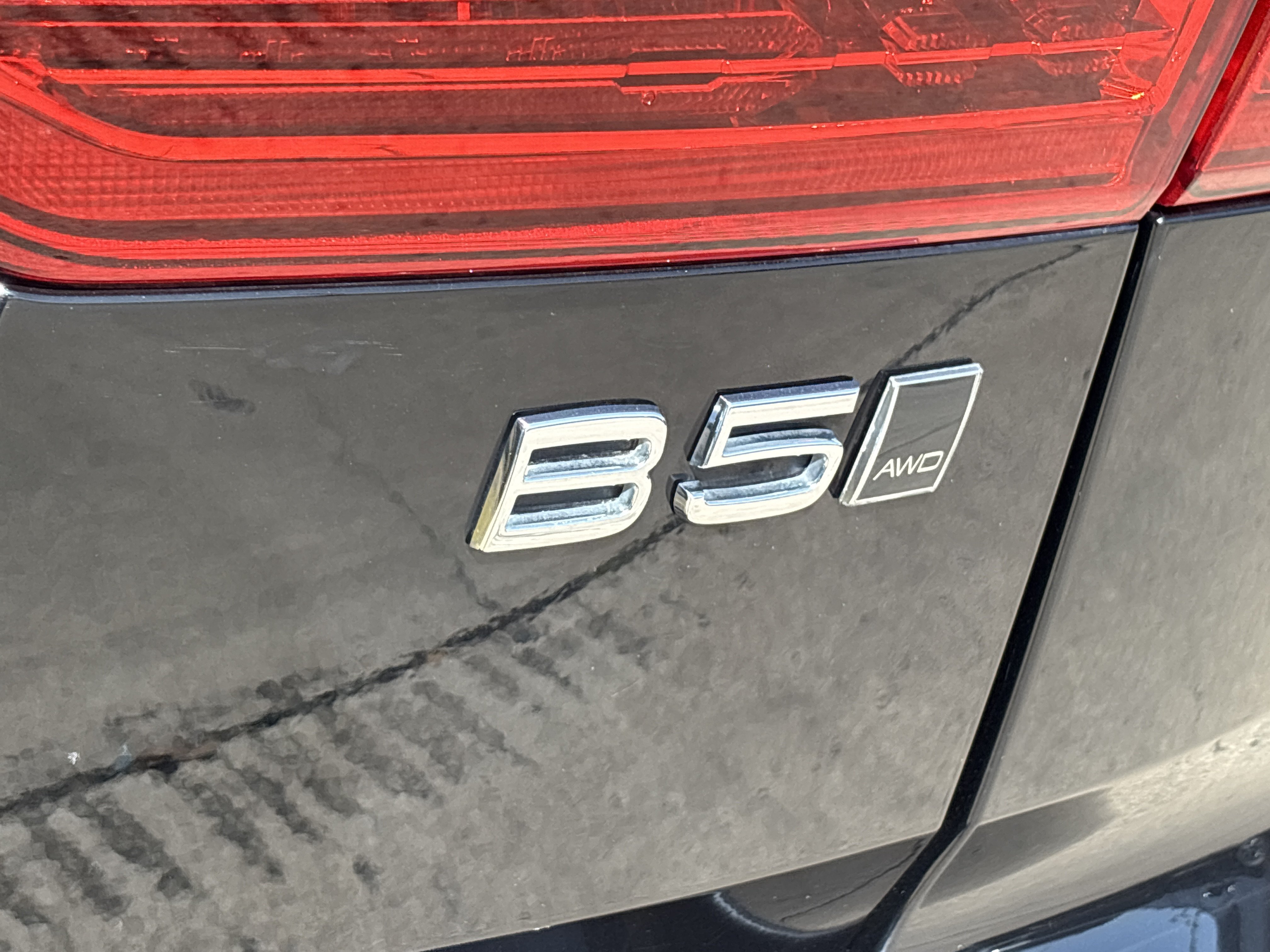 Used 2022 Onyx Black Metallic Volvo Momentum image 6