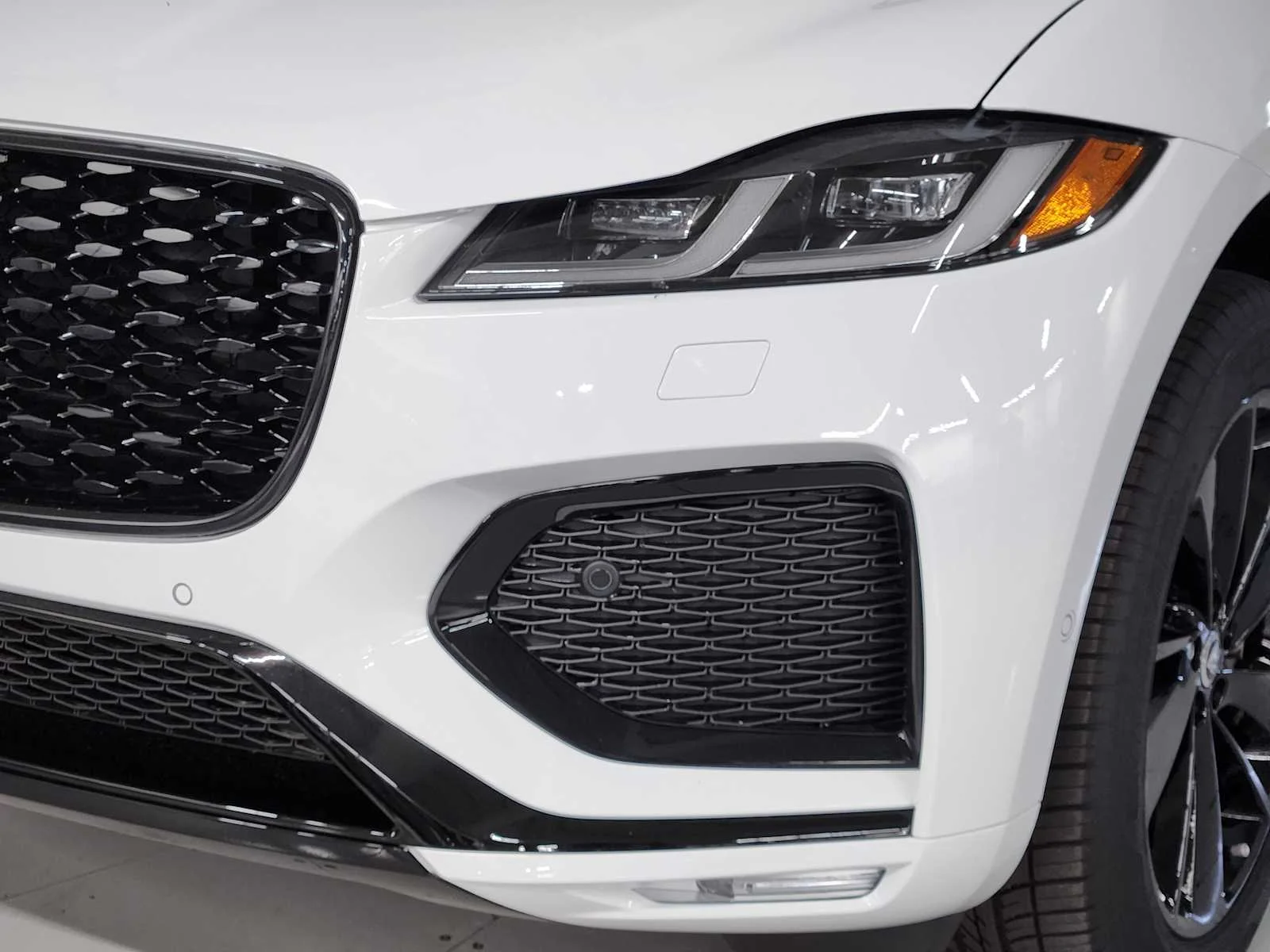 New 2026 Fuji White Jaguar R-Dynamic S image 18