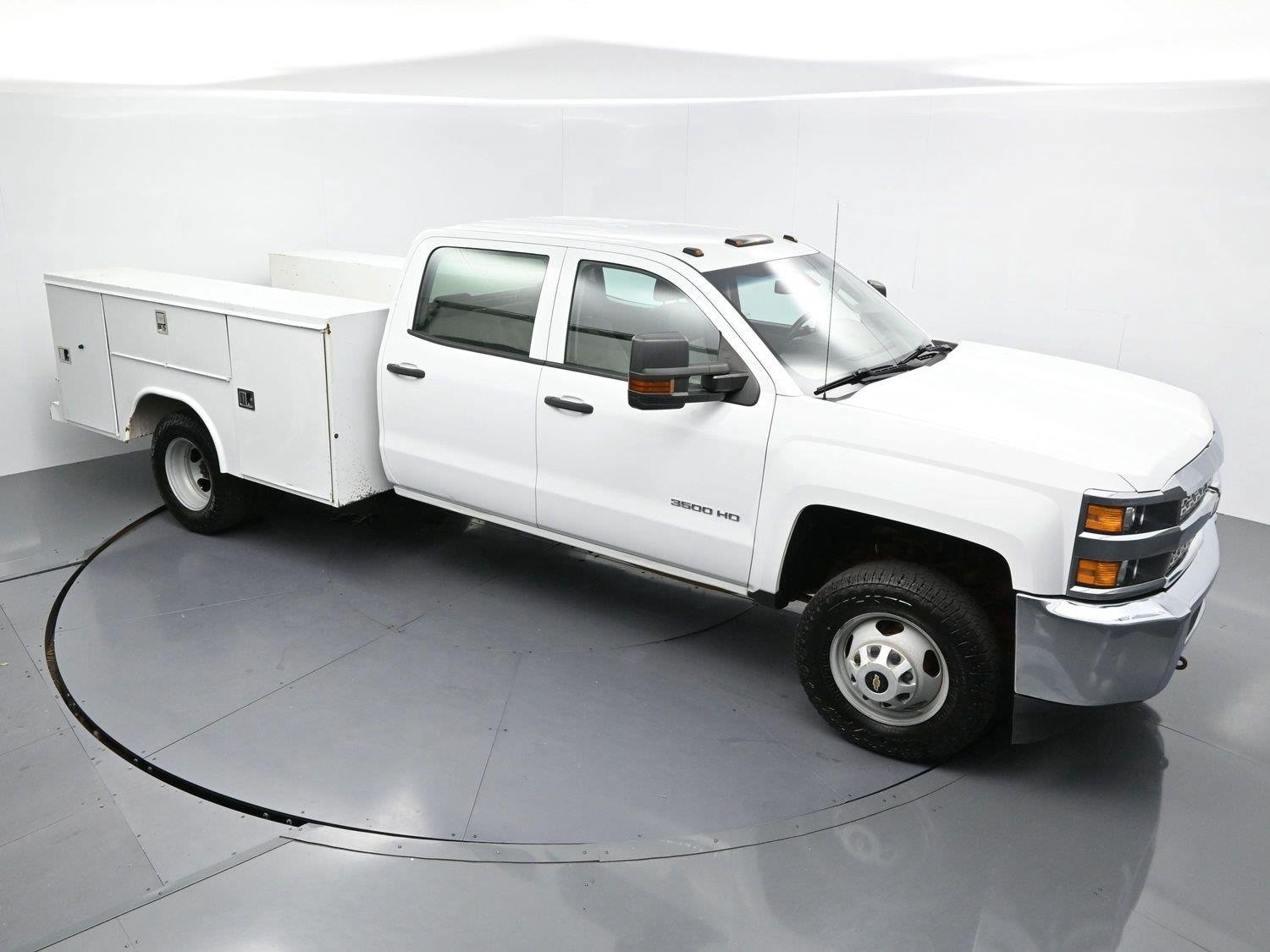Used 2019 SUMMIT WHITE Chevrolet WT image 35