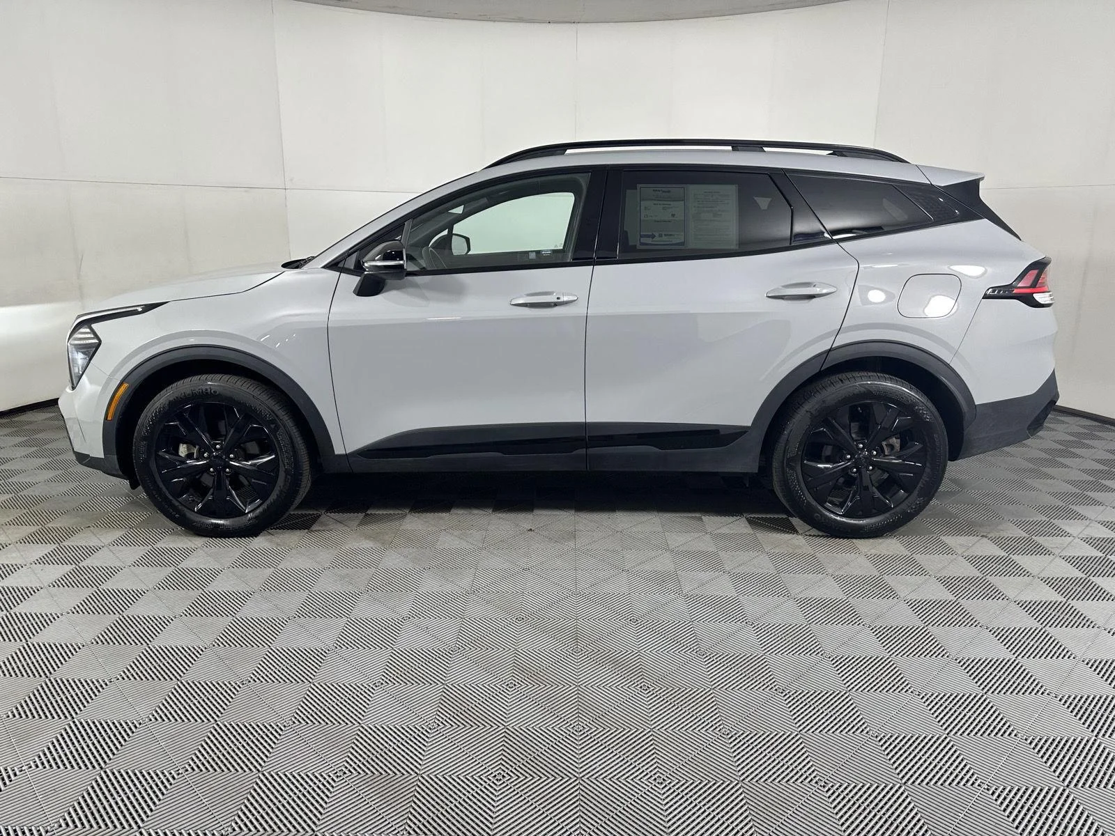 Used 2025 Wolf Gray Kia X-Line image 7