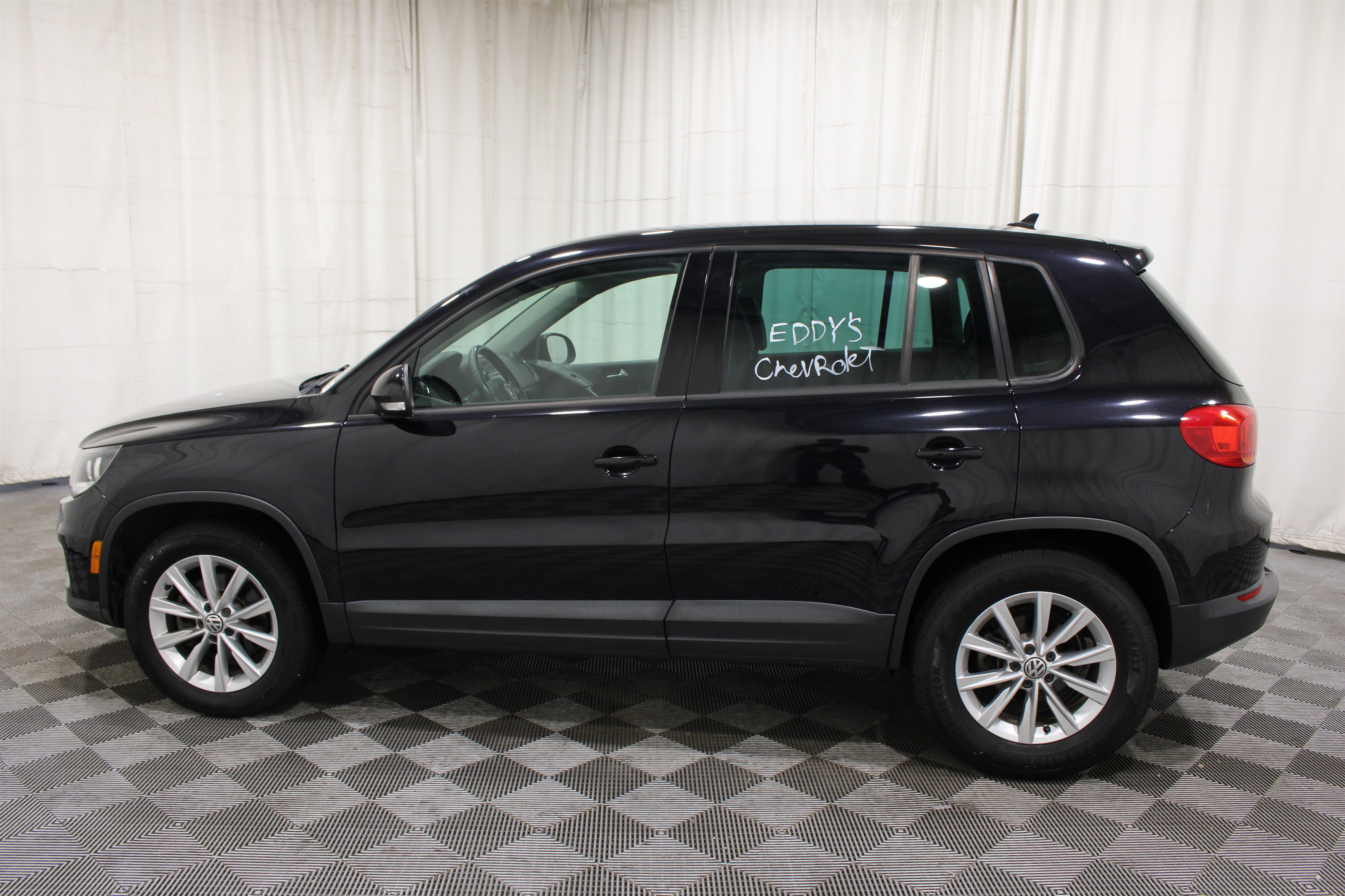 Used 2014 Deep Black Pearl Volkswagen SE image 27