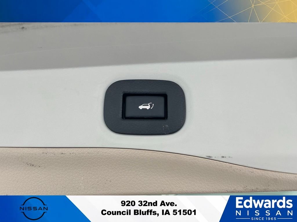 Used 2017 White Nissan  image 9