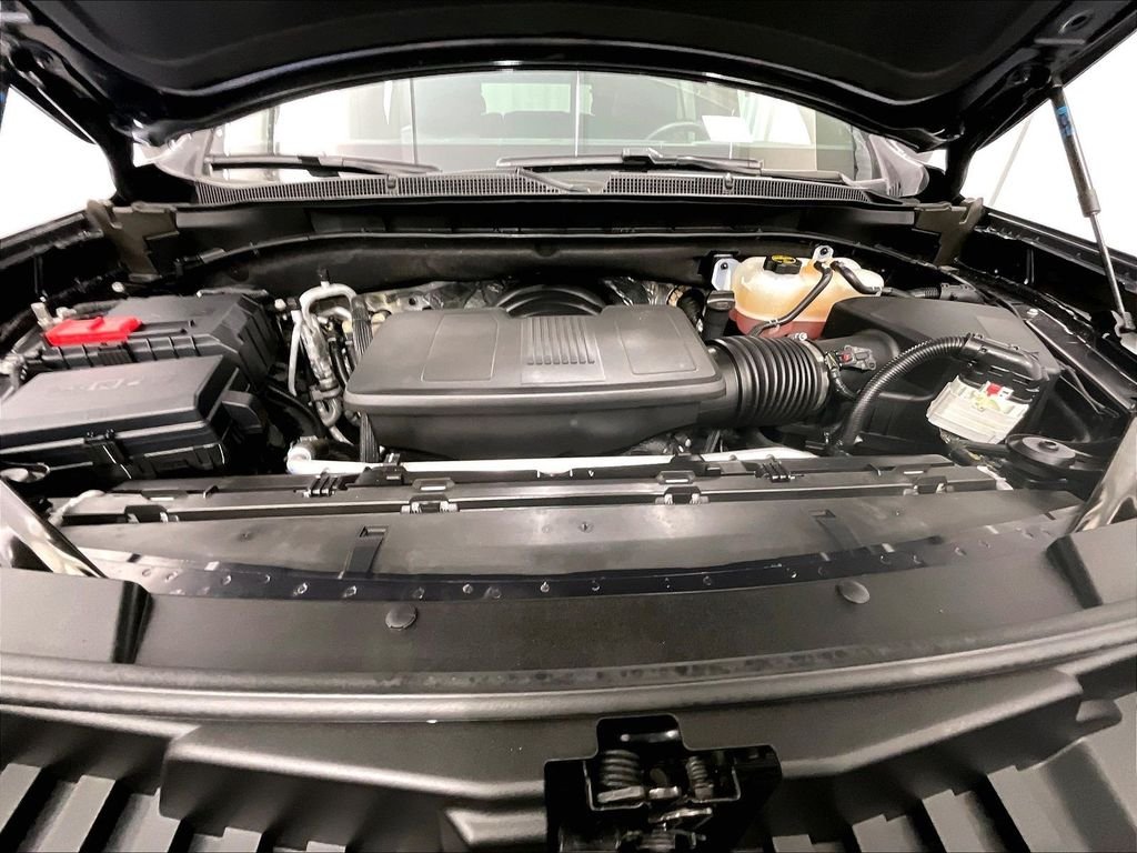 Used 2025 Gray Chevrolet Z71 image 29