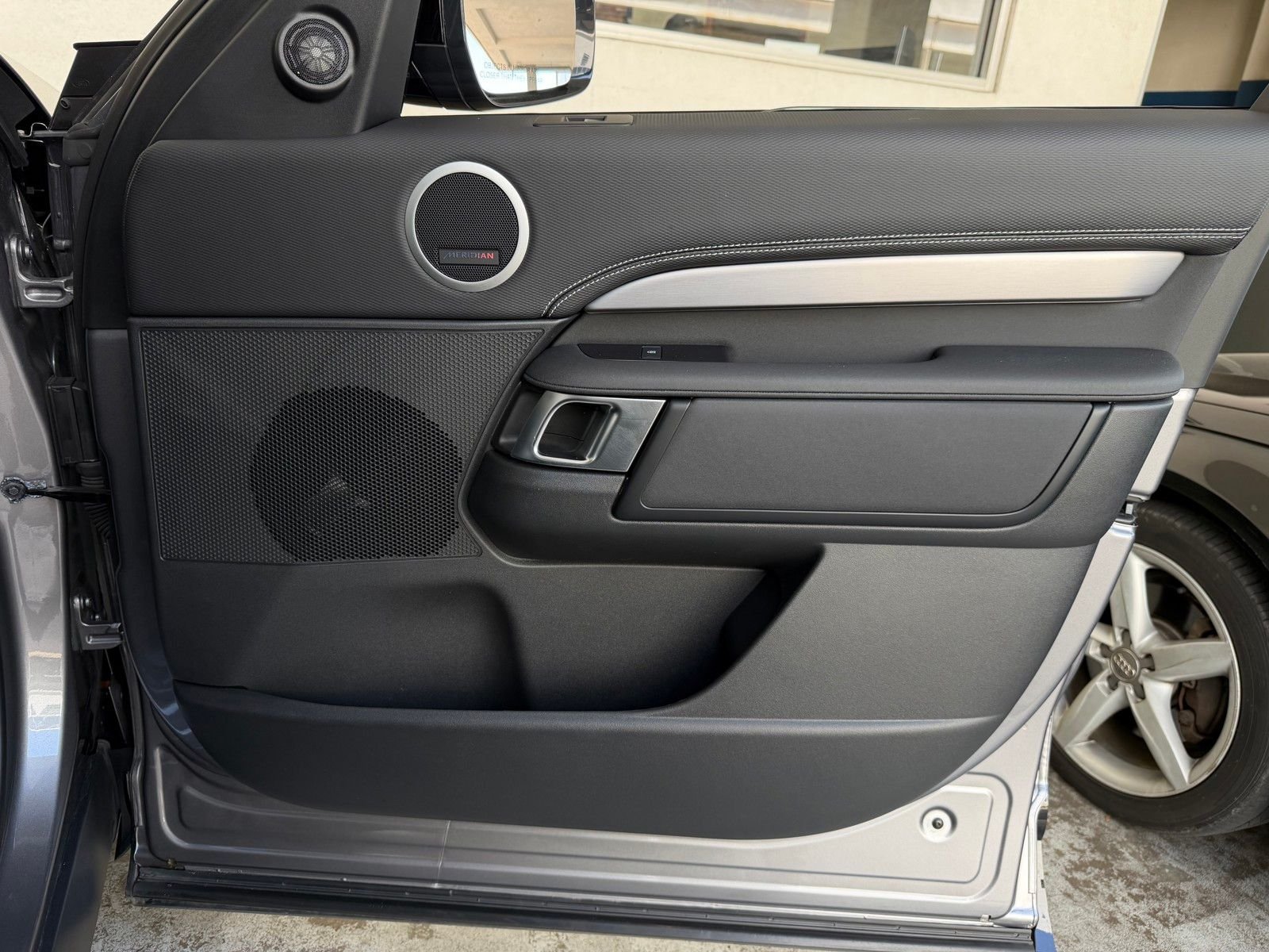 Used 2024 Gray Land Rover Dynamic SE image 24
