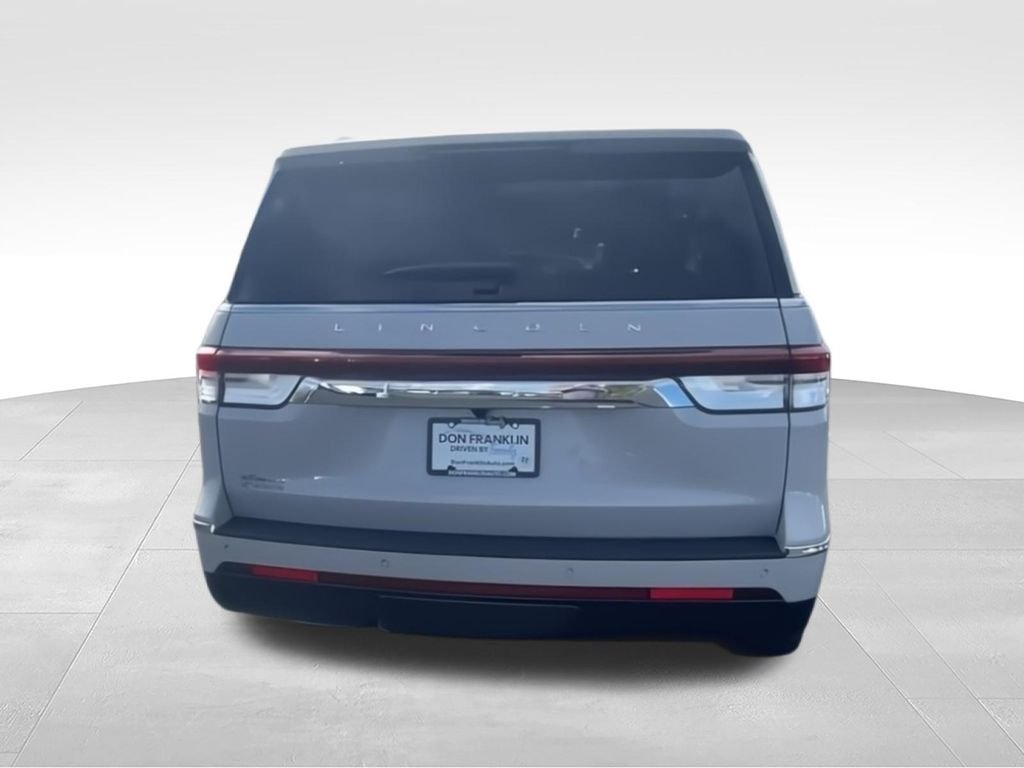 Used 2024 White Lincoln Reserve image 7