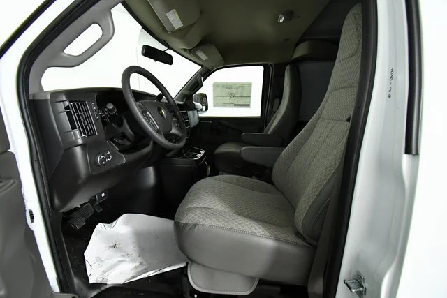 New 2025 Summit White Chevrolet WT image 5