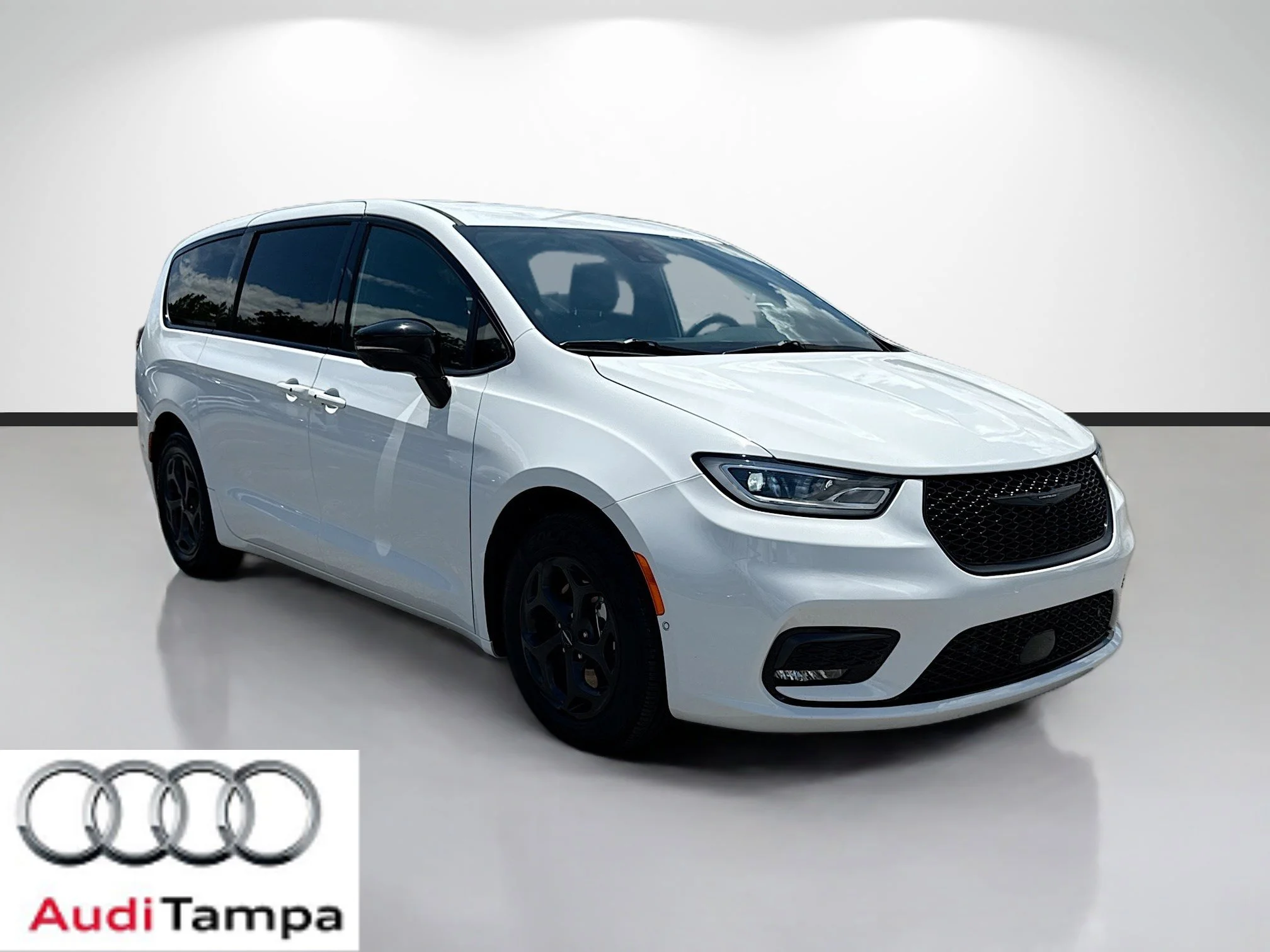 2024 Chrysler Pacifica Hybrid Select S-Appearance PHEV's photo