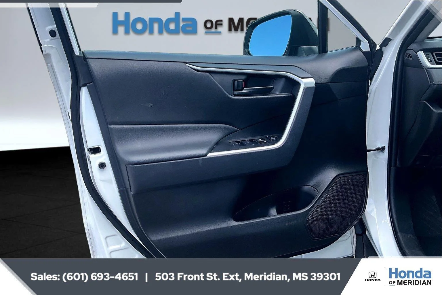 Used 2025 Ice Cap Toyota LE image 17