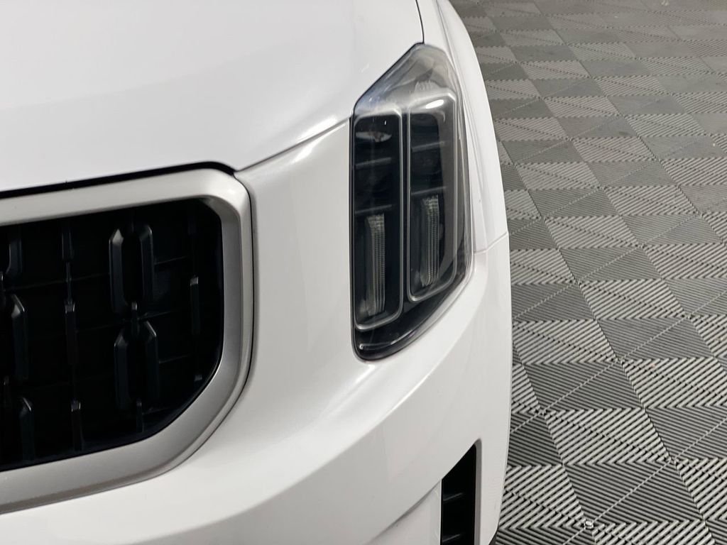 Used 2023 White Kia LX image 9