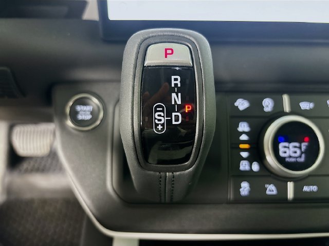 Used 2025 White Land Rover S image 18