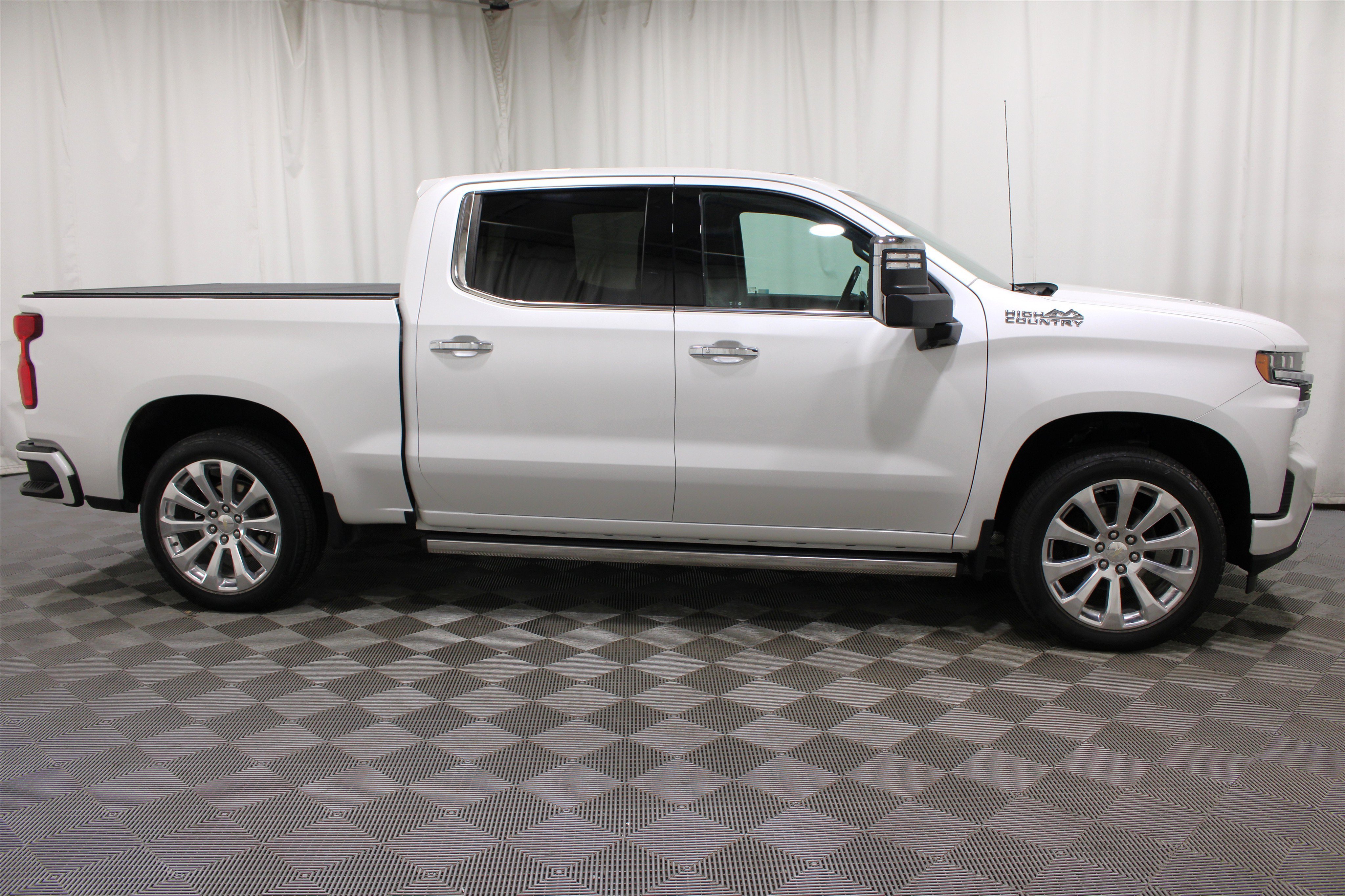 Used 2020 Iridescent Pearl Tricoat Chevrolet High Country image 29