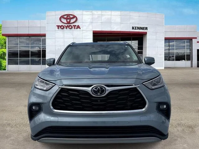 Used 2023 Moon Dust Toyota Platinum image 2