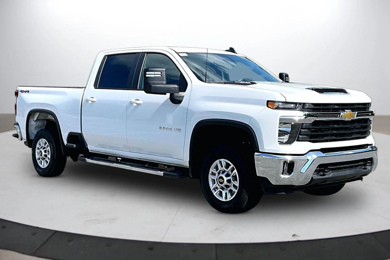 Used 2025 White Chevrolet LT image 2