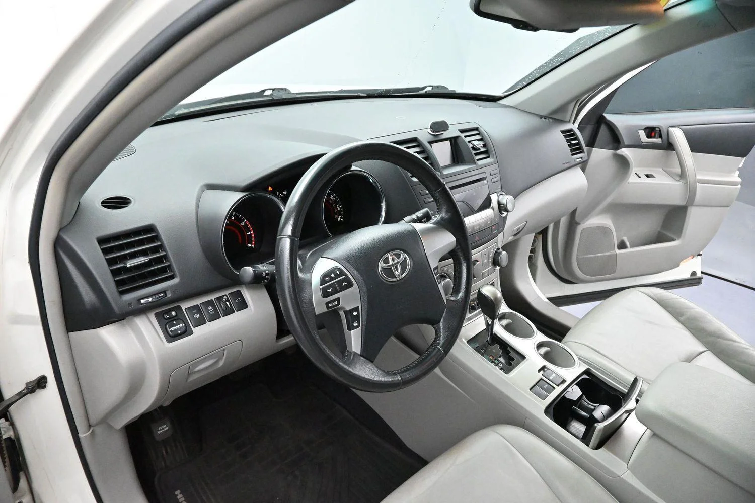 Used 2012 Blizzard Pearl Toyota SE image 12