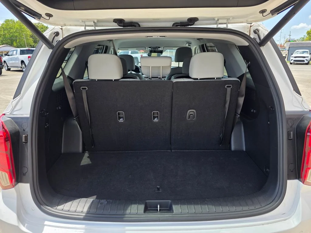 Used 2025 White Hyundai SEL image 6