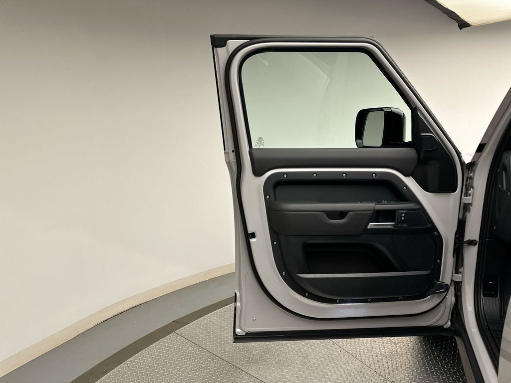 New 2026 Borasco Grey Metallic Land Rover X-Dynamic SE image 9