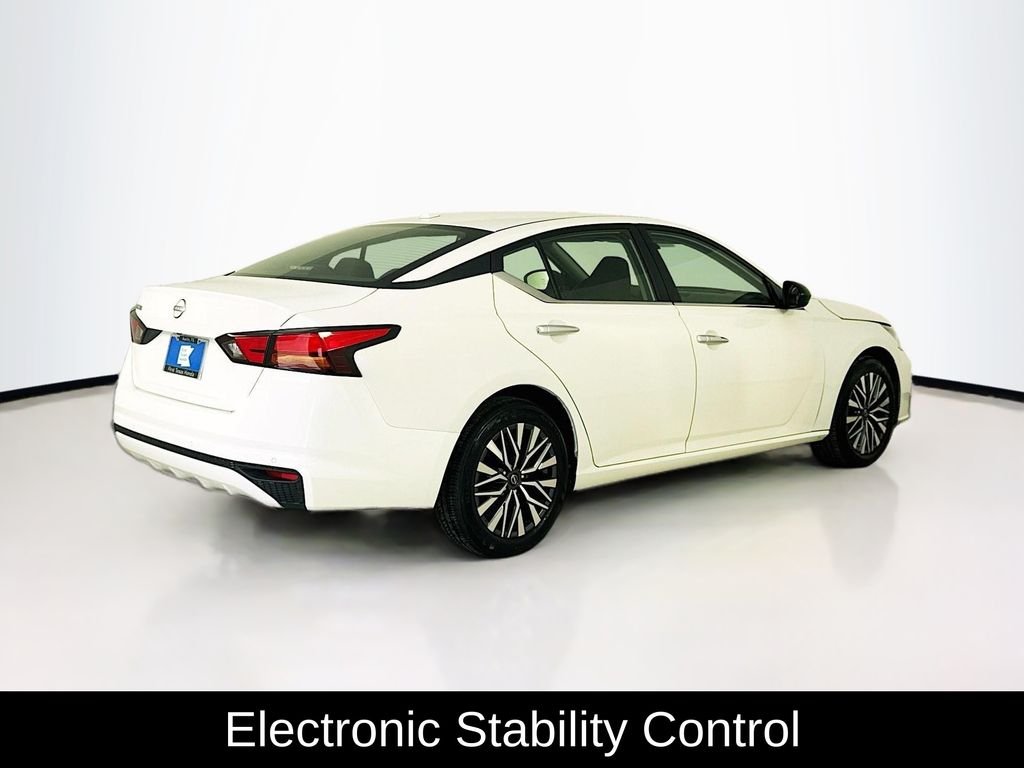 Used 2025 Glacier White Nissan 2.5 SV image 7