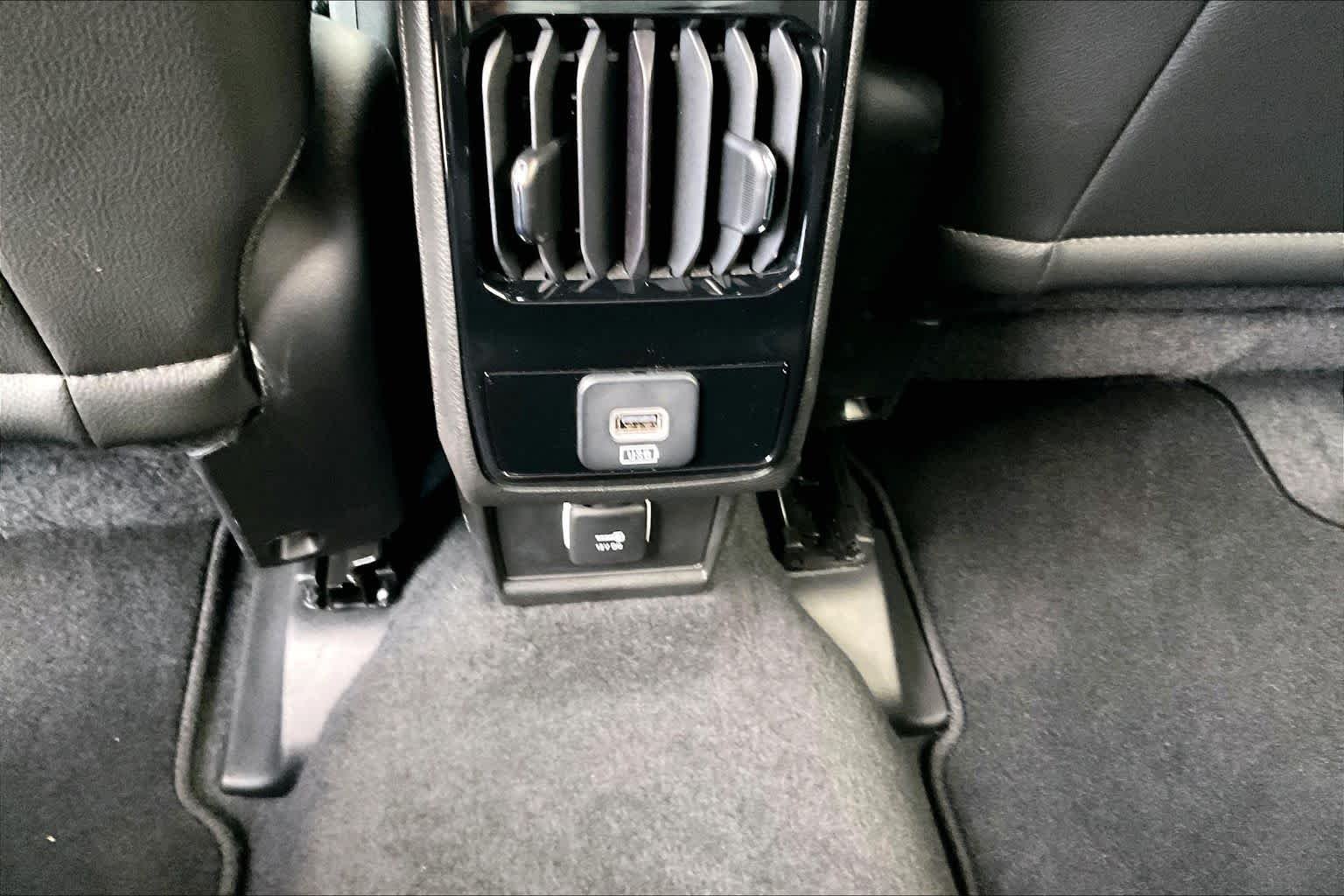 Used 2025 Diamond Black Crystal Pearlcoat Jeep Limited image 32